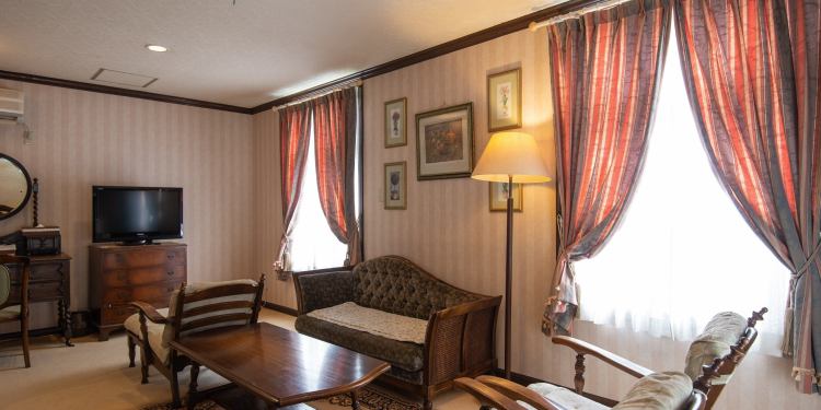 公式 英国の森ホテル クィーンズ マナ