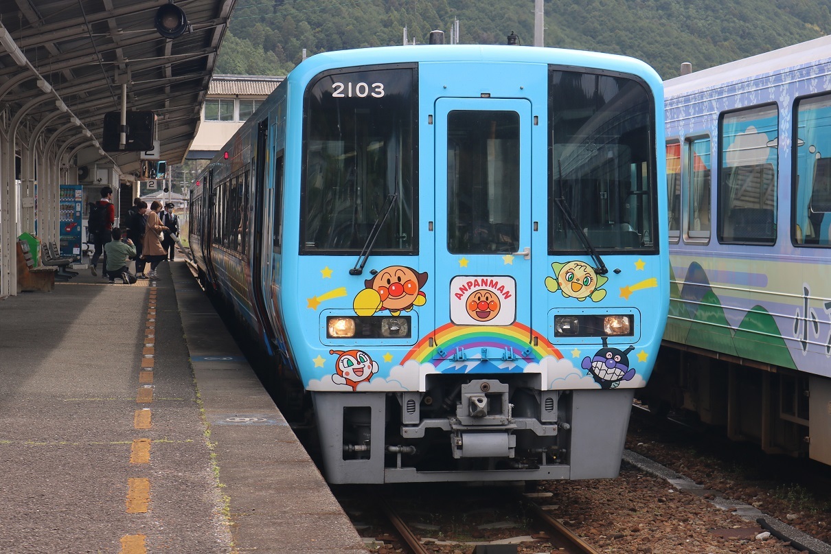 阿波池田から徳島まで特急 - 東京アイランド