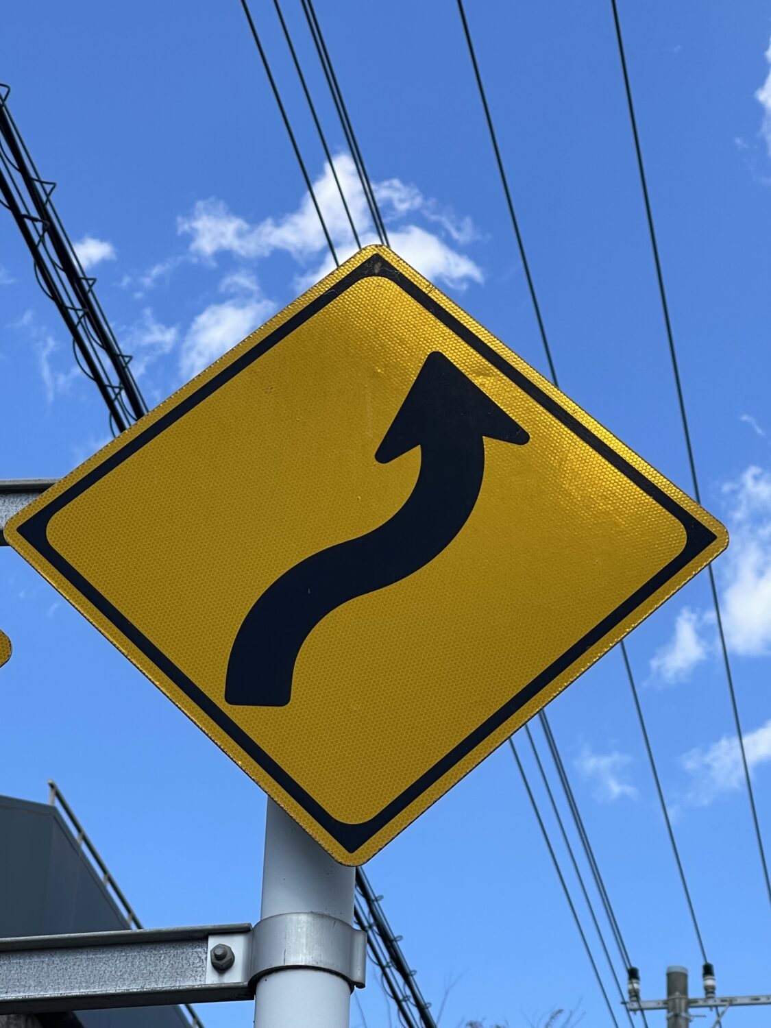 道路標識「青に白抜きの左下向き矢印」について質問です規則では指定方向外進行- Yahoo!知恵袋