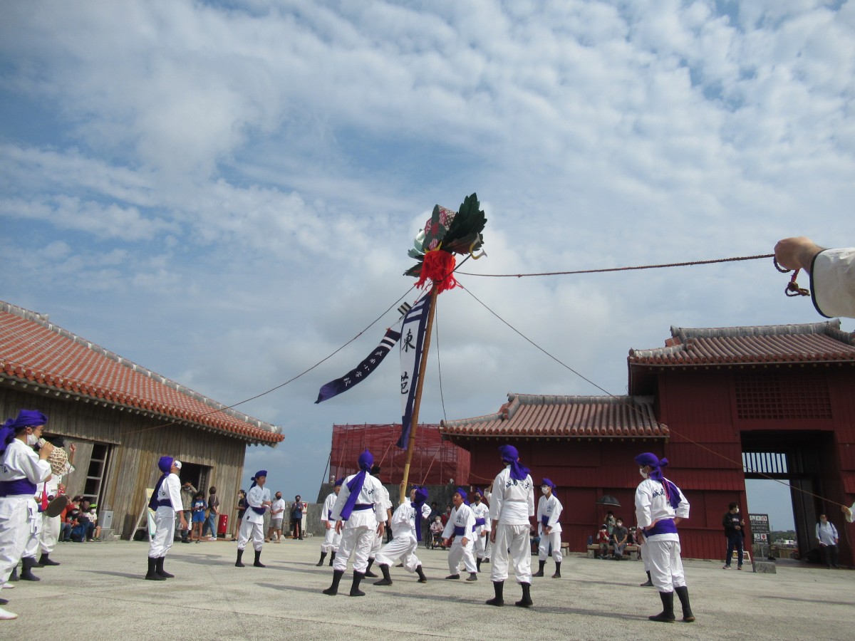 沖縄 ３年ぶりに帰ってきた旗頭行列にカメラもスマホもあちこ～こ～①西の７旗』那覇 沖縄県 の旅行記・ブログ by