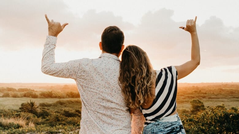 YUMA FUSHIMI1.🤘はハワイではシャカサインやハングルースだったりヨーロッパではコルナだったり国によってかなり意味が変わるハンドサイン2.ワンポイントでスマイルタトゥー刺青静岡静岡tattoo静岡タトゥー清水区tattooirezumishizuokaInstagram