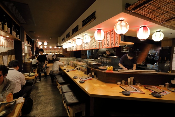 みなさんこんにちは！ 居酒屋ながぬまからお席のご案内です!! １階は、カウンター5席と小上がり1部屋があります!2階に上がってもらうと、2〜4人程度の個室 小