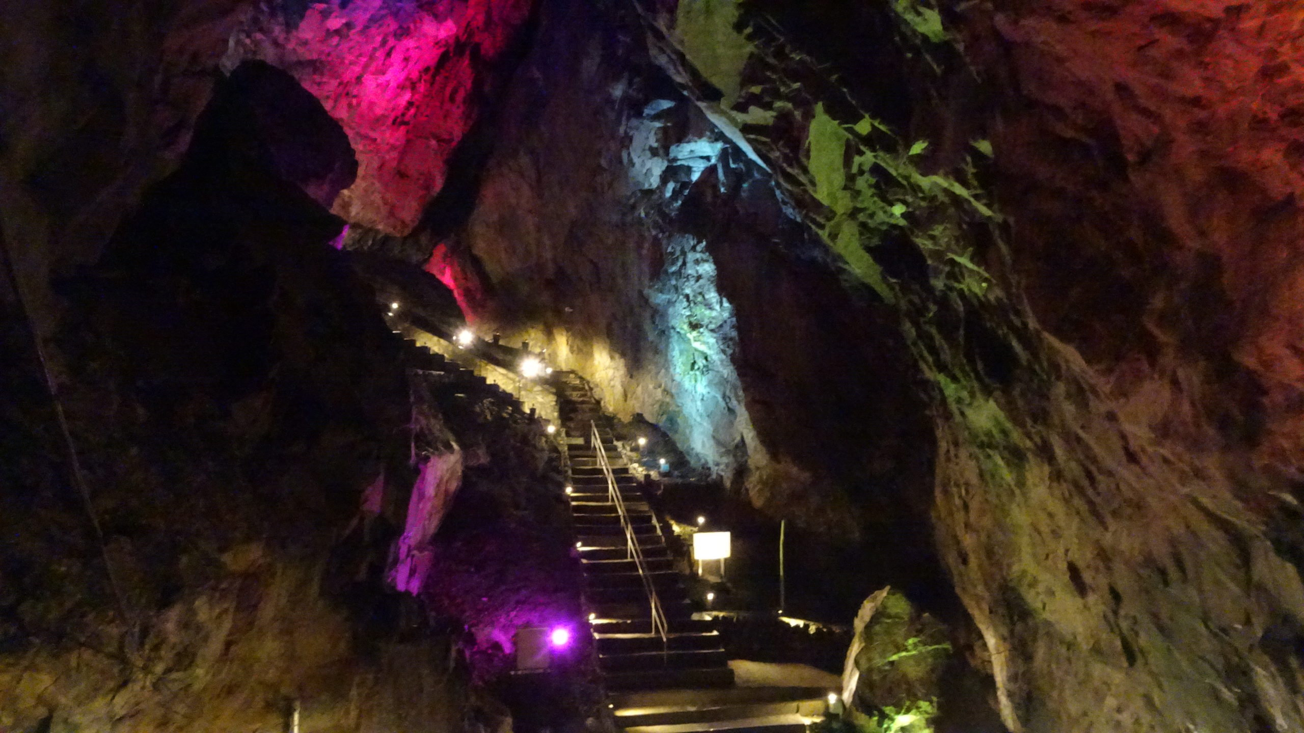 奥多摩「日原鍾乳洞」とは？見どころや洞窟の楽しみ方を紹介るるぶ&more