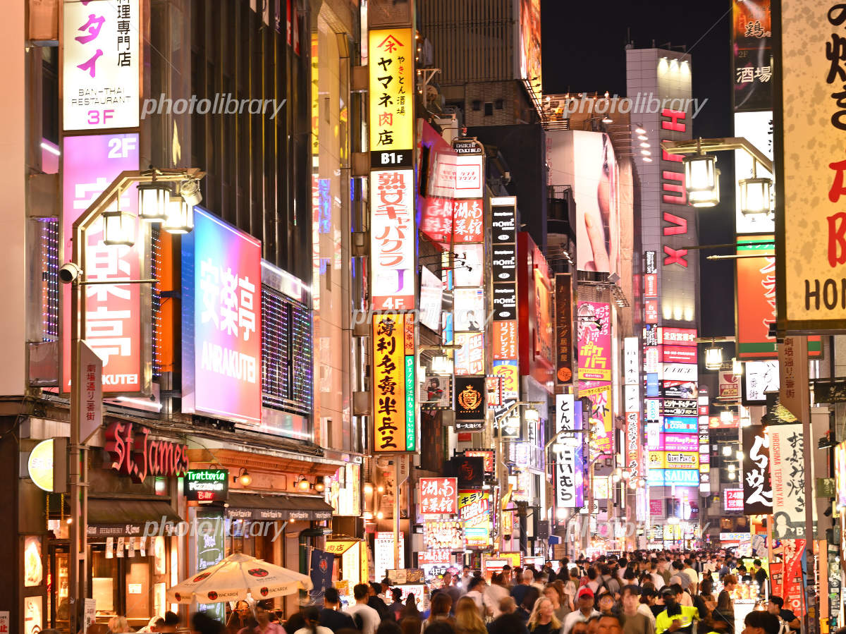 全国ツアー5箇所目は東京〜🚩 右手に見えますのは歌舞伎を見られない街「歌舞伎町」ですあばらやあばらや10周年