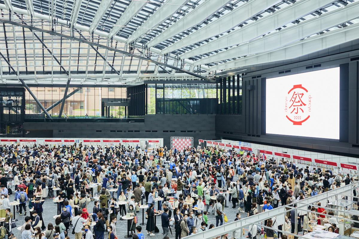 新宿住友ビル「三角広場」で、偶然出会えるピアノの音色