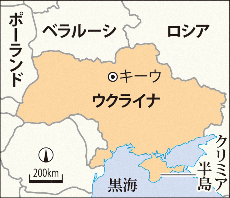 世界地図のクローズアップでベラルーシを打つアメリカとロシアの旗を持つ2つのダーツPremium写真