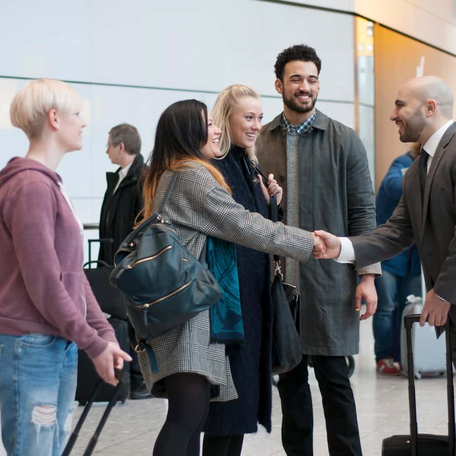 英ガトウィック空港、ドローン侵入で閉鎖続く 警察は「ドローンを撃ち落す」可能性も -