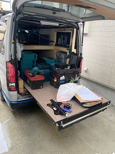 ハイエースで快適！効率的な収納術でスペースを最大活用 - 週末×ハイエース×車中泊＝楽しみ方♾️