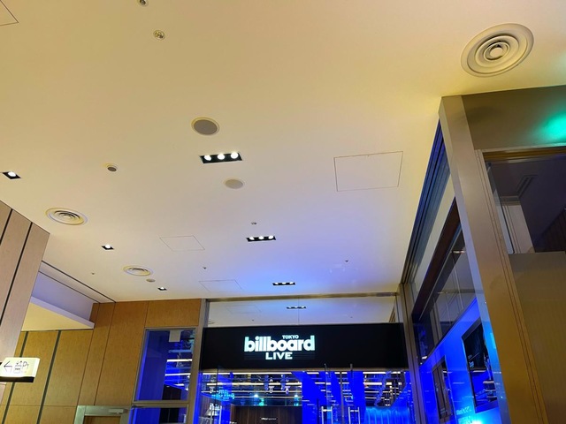 OAU、ビルボードライブ東京で今年もクリスマスライブ開催 TOSHI-LOWの一声で夜景が浮かぶ会場に。Daily NewsBillboard