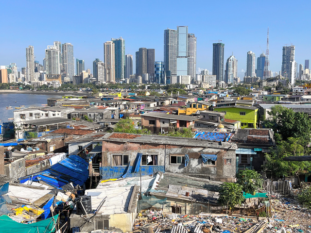 インド、ムンバイ-2020年7月26日：ムンバイの街並み、ムンバイのライフスタイルを説明する背の高い住宅と小さな建物。美しい曇り空。の写真素材・画像素材Image 154233299