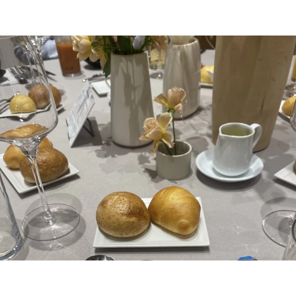 披露宴に華を添えるウエディングケーキ🎂 ケーキ入刀やファーストバイト結婚式の王道演出として人気のあるウエディングケーキ👀✨ 今回はそんな ウエディングケーキの実例をご紹介します💁‍♀️ 苺ベースの王道スタイルのケーキや