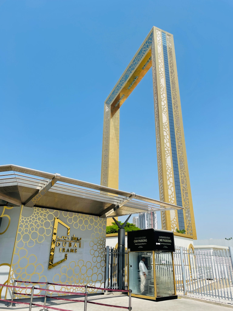 映える～！ドバイ最新世界一の人気スポット・ドバイフレームは過去と未来を結ぶフレームだった！トラベルスタンダードジャパン