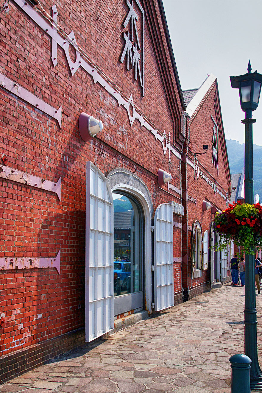 明治時代の面影が残る倉庫群！ライトアップされる姿が美しい「金森赤レンガ倉庫」夜景FANマガジン