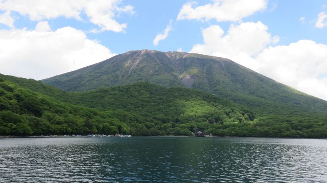 千手ヶ浜より紅葉の中禅寺湖より男体山 日光富士25516046227 の写真・イラスト素材アマナイメージズ