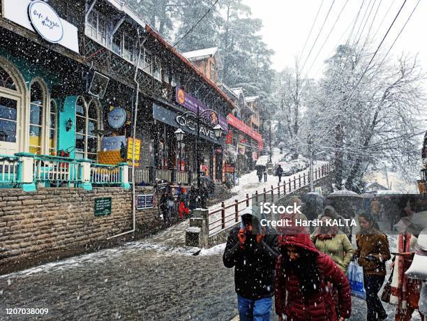 インド北部の冬2020年にシムラーという小さな町の市場の眺めこの町は英国の統治時代にインドの夏の首都でも知られています - インドシムラーのストックフォトや画像を多数ご用意
