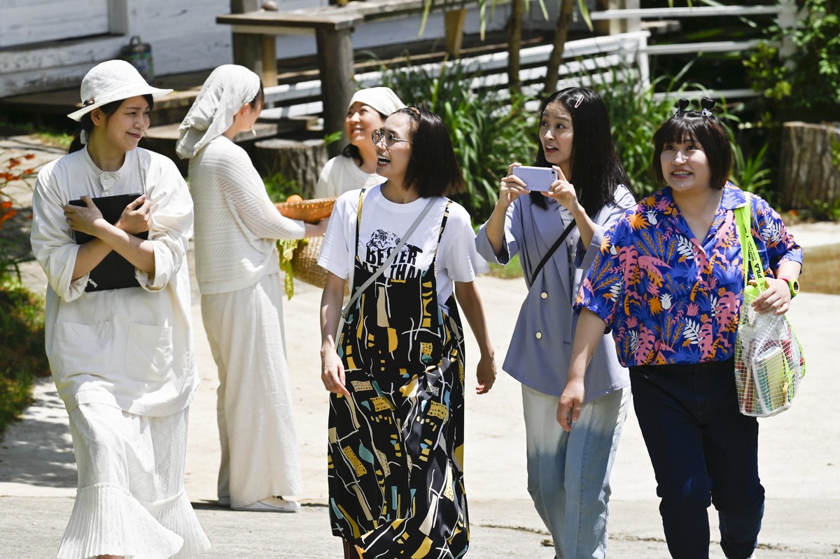 漂着者：“正体不明の男”斎藤工に魅入られていく白石麻衣 唐突バックハグに視聴者「うっとり」「絵になりすぎて 」