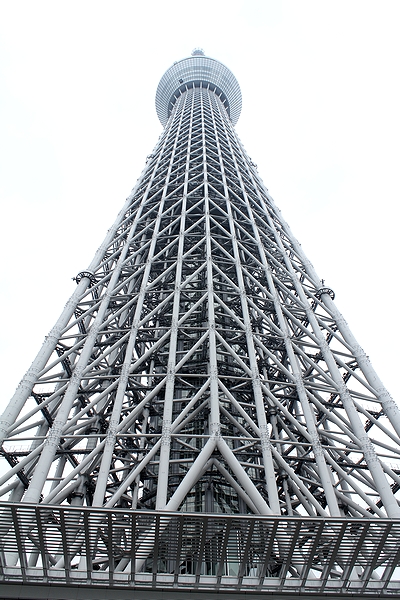 隅田川に架かる橋のライトアップとスカイツリーを撮影できる夜景スポット