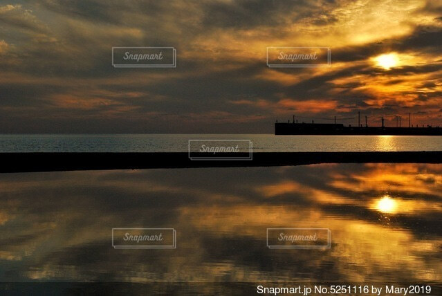 稲佐の浜の夕日の写真素材写真素材なら「写真AC」無料 フリー ダウンロードOK