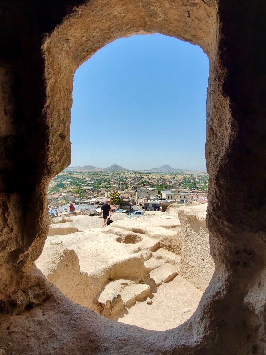 トルコ旅行記 バスで行くウチヒサール城巨大な岩の要塞を探検