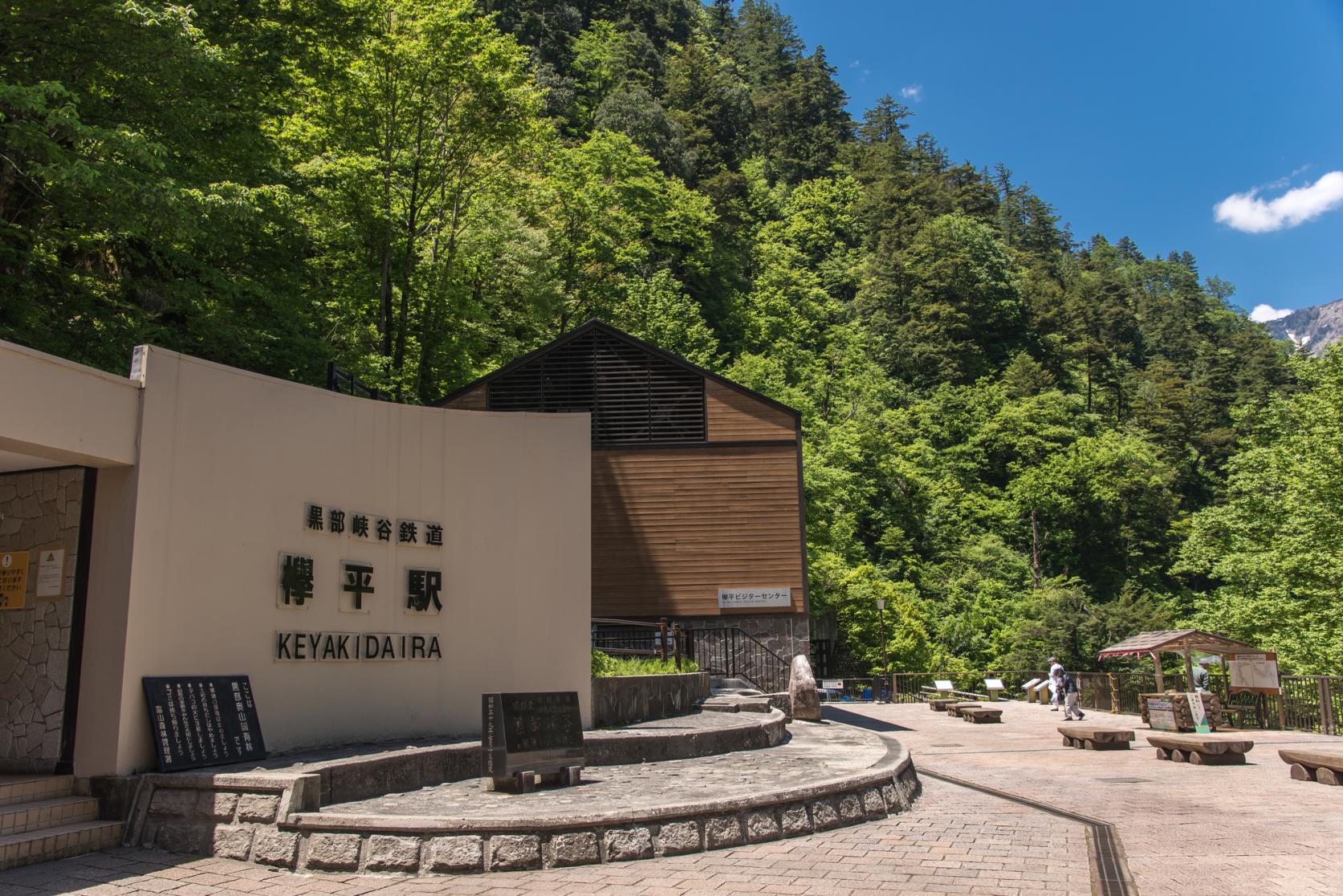 トロッコ乗車中は車窓からの景色、エメラルドグリーンの絶景が│黒部峡谷鉄道トロッコ電車