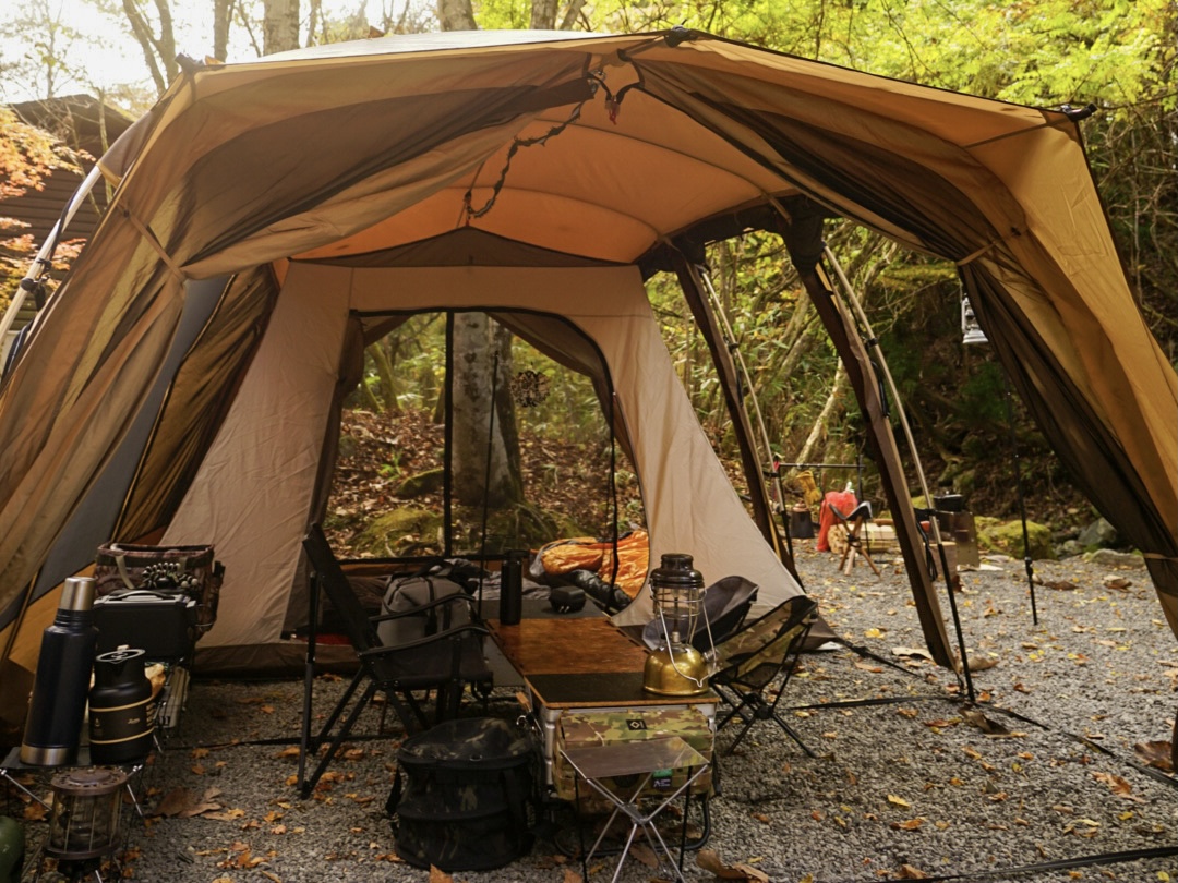 設営は自由自在⛺️@misoka_camp ただの芝生サイト だけどそれがいい✨ 決まった区画がないからこそ、 どんなレイアウトにしようか考える時間が楽しい☺️テントをどう張るか、焚き火台の位置、導線の工夫