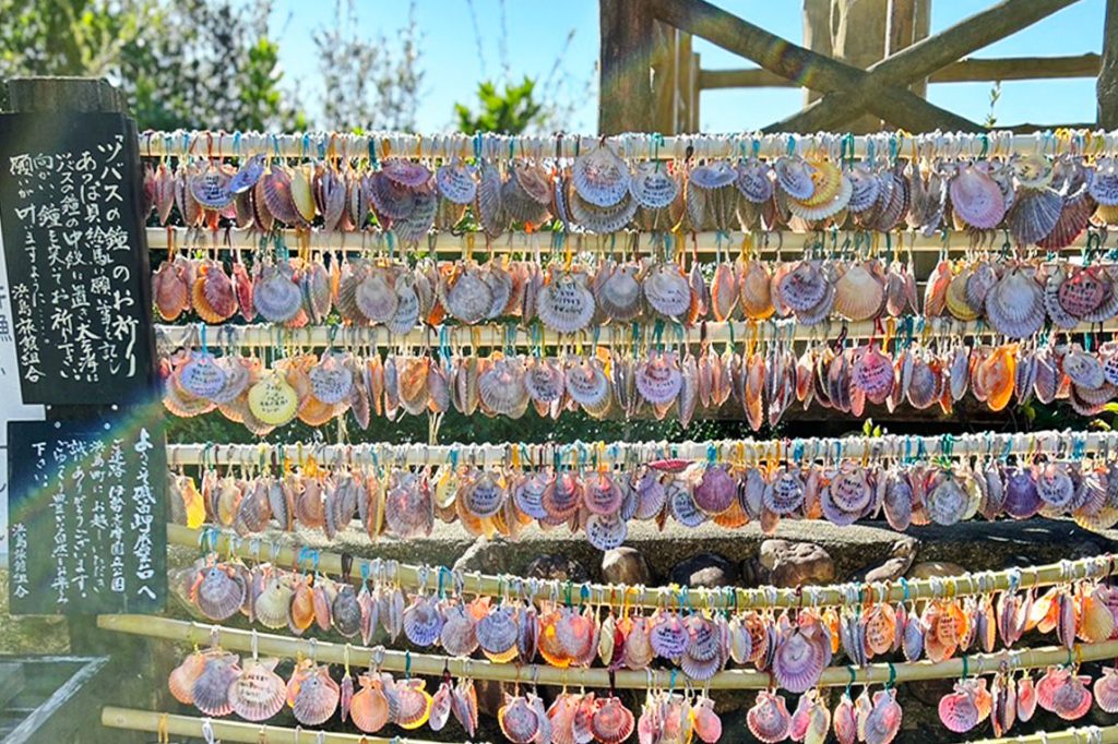 📍 ツバスの鐘 志摩市志摩市浜島町にある「ツバスの鐘」は、海を見渡す高台に静かに佇む鐘。かつてこの地を見守った灯台の跡地に建てられたもので、地元の人々に親しまれてきました🔔✨ 「ツバス」とは、伊勢志摩の方言で“若いハマチ”のこと🐟 この