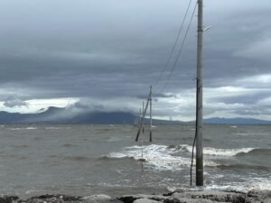 熊本・宇土 海に沈む電柱群と道？ 長部田海床路が誘う幻想世界