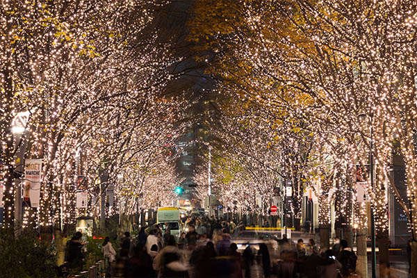 東京駅前にスケートリンクが出現🧊寝転がってイルミネーションを楽しめるベンチやクリスマスマーケットが楽しめるよPouch ポーチ
