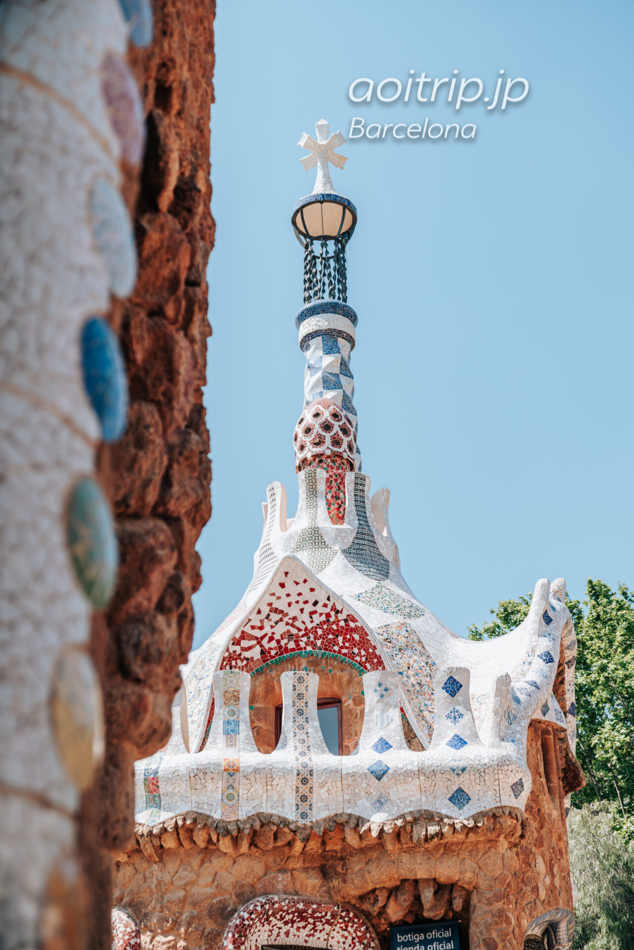 バルセロナ ガウディ設計のグエル公園ガイド付きツアー 日本語ガイド選択可