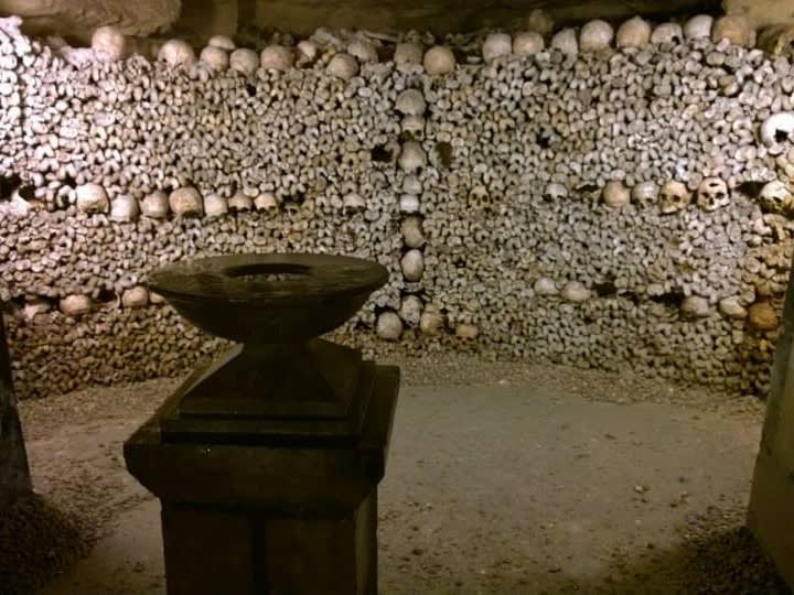 フランス・パリの地下深く600万人が眠る世界最大の地下墓地「カタコンブ・ド・パリ」 - DNA