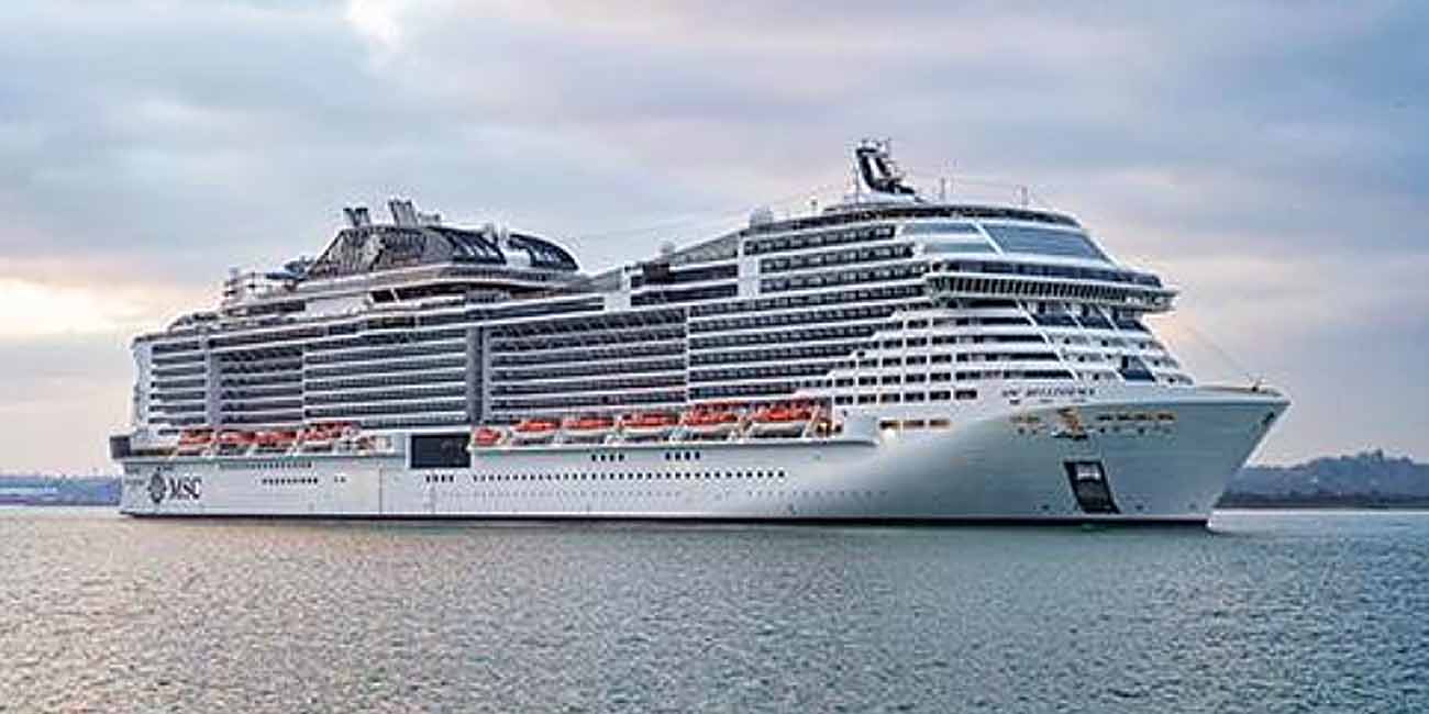 夕陽を浴びて横浜港を離れる豪華客船の写真素材FYI08127402ストックフォトの Qlean Market キュリンマーケット