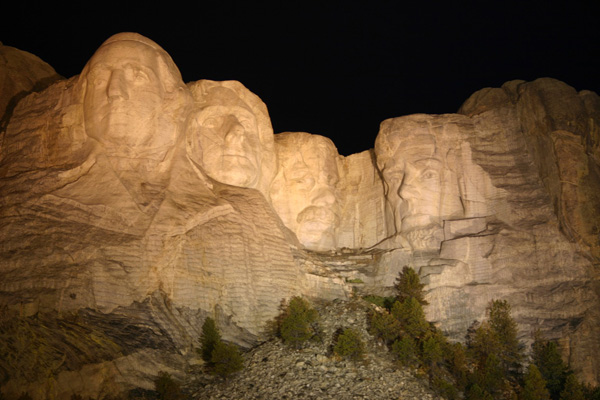マウントラッシュモアの見どころ・行き方・近隣の観光地山に作られたアメリカ大統領の彫像つきらいふ in the USA