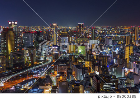 本日は大阪のタワーマンションの夜景🌟を紹介しようと思います✨✨,物件は「グランドメゾン上町台レジデンスタワー」、谷町4丁目と谷町6丁目の間にぐらい‼️, 大阪のキタエリアとミナミエリアが一望😆😝😆,ご希望の方は下記まで、ご連絡お待ちしてます📲, OST不動産株式会社, TEL：06-7777-1311,