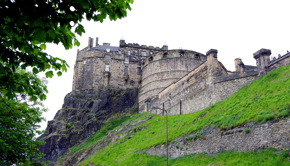 エジンバラでお気に入りの城や歴史的な名所を発見してください