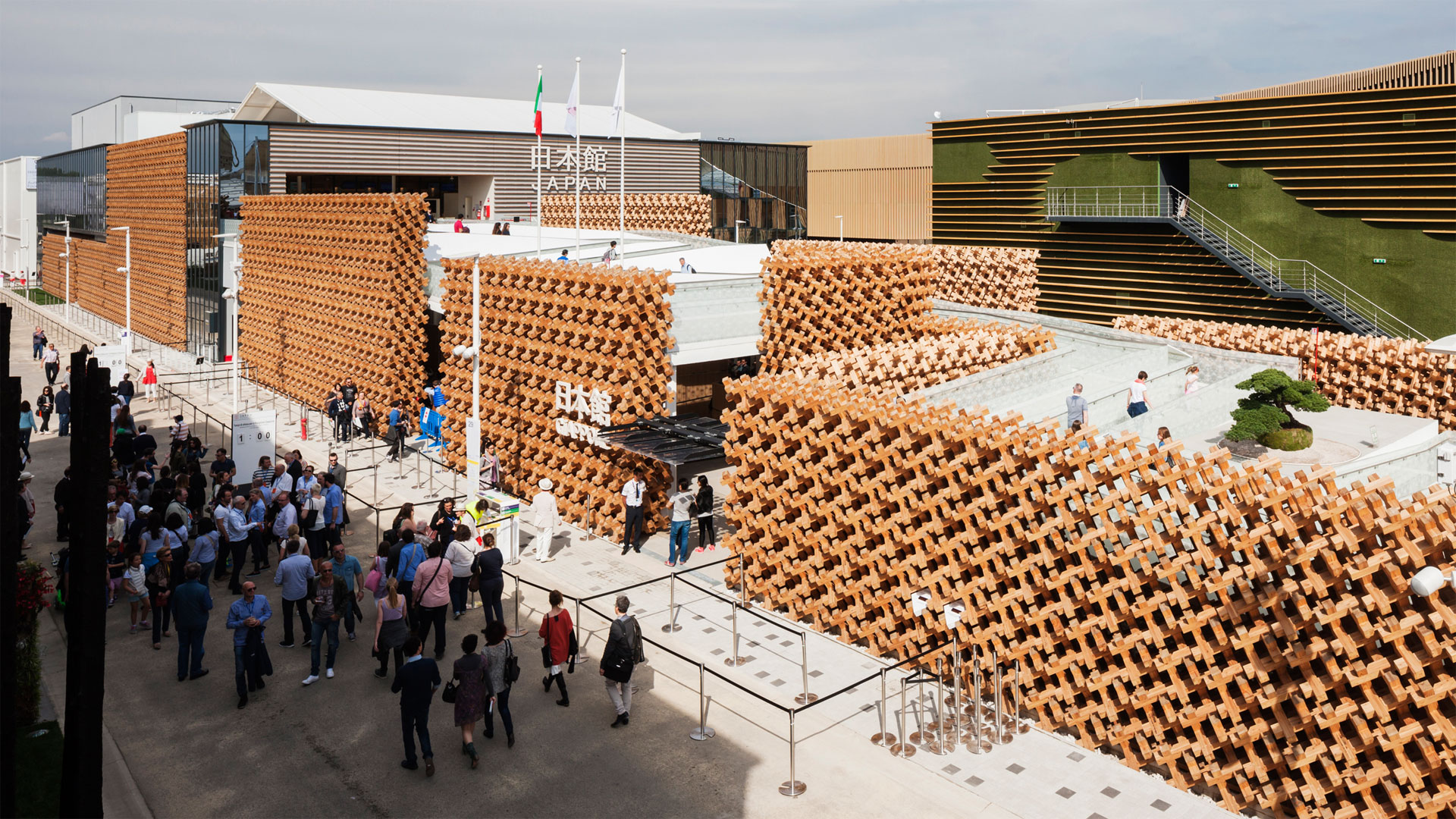 9年前のミラノ万博を席捲した「日本館」 大盛況のフードコートでイタリア人が「最高」と評した意外な日本食とはデイリー新潮