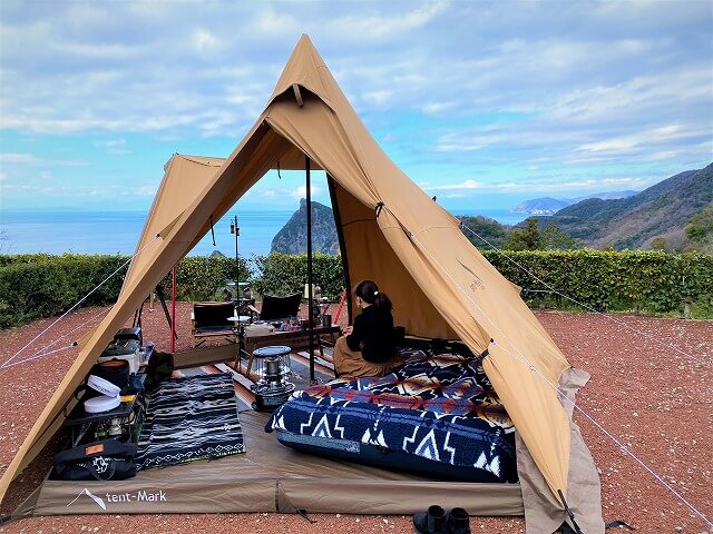 キャンプの達人＆アウトドア女子イチオシ！冬キャンお座敷スタイルのすすめキャンプ・アウトドア情報メディアhinata