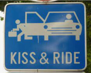 車でのキスが成功する最高のタイミング7つ。絶対に守るべき注意点も解説Smartlog