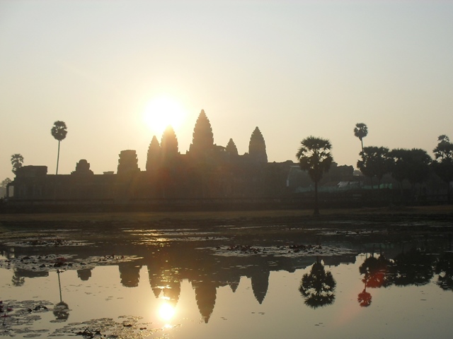 アンコールワットの行き方・日の出を見れる時間と紹介 美しすぎる朝日に感動！！ -