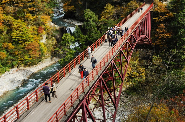秘境・秘湯を大冒険！足湯に浸かって宿泊もできる欅平│黒部峡谷鉄道トロッコ電車