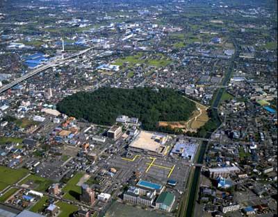 織田信長が築いた小牧山城の城下町の遺構が出土した小牧市上御園遺跡