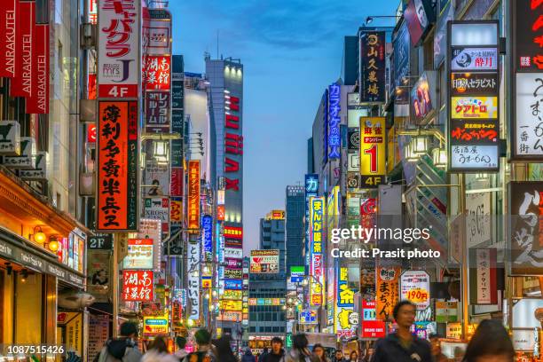 ネオン街歌舞伎町 妖しい色味がとても好み ———————————————-