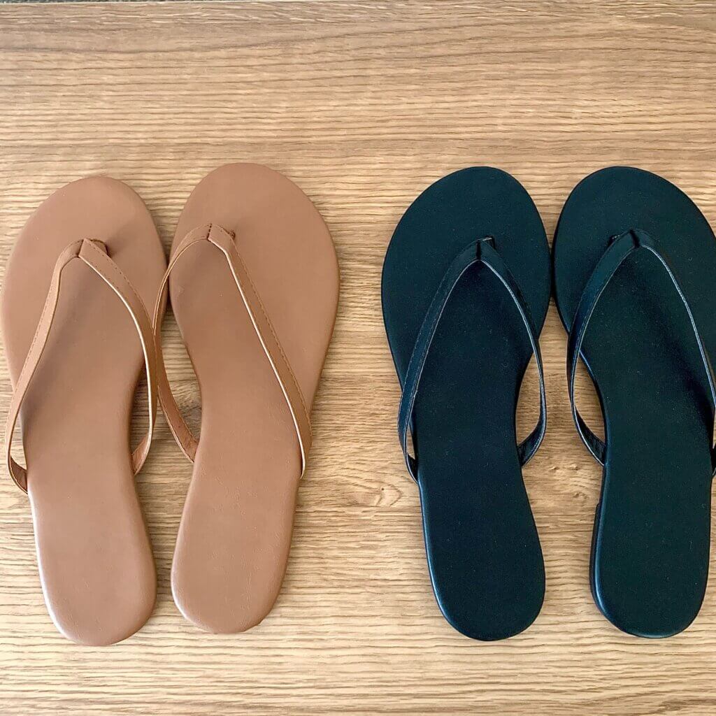 100均ダイソーの黒のシンプルなビーサンが可愛いし履き心地が良い。コーデに馴染む〜100均memo🗒