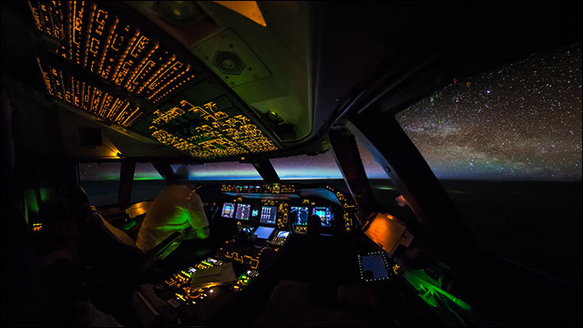 飛行機のコックピット。基本のディスプレイは3種類です！不器用に生きよう