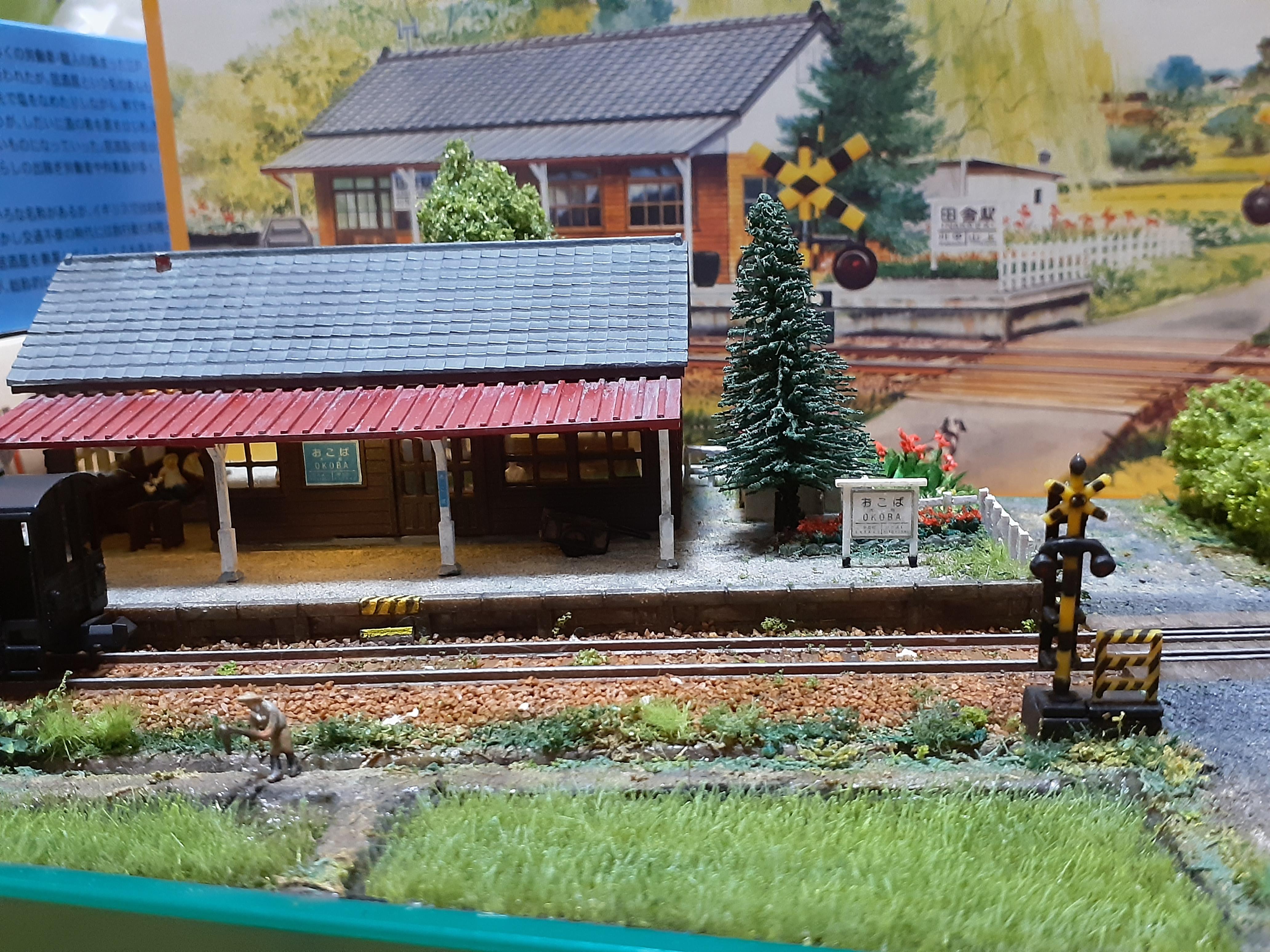 先日より作っていた、マイクロエース 旧河合商会 製の情景プラモデル「田舎の驛」がほぼ完成しました。基本的には素組みですが、水田を表現する為とベース強度を上げる為の嵩上げと補強をして、土台を含め黒く塗装し、下塗りまでが前回の投稿でした。そこから一気に