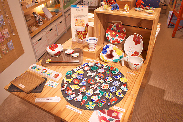 金沢・ひがし茶屋街「金沢東山・百番屋」で石川のかわいい工芸＆お菓子をゲット！のど黒ソフトも必食るるぶ&more