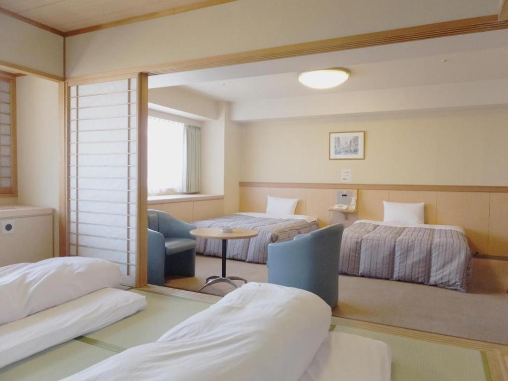 熱海銀座商店街、閉館した映画館「ロマンス座」の看板再現が話題に - 熱海経済新聞