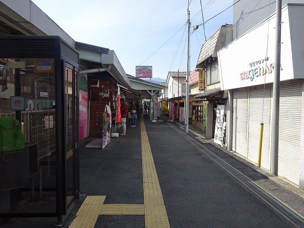 2024.02 03 秩父鉄道御花畑駅、密かにリニューアル中です！ 今回は乗降で使っておりませんが、撮れる範囲で撮影しております。なんか長瀞駅みたいに、レトロな感じを出しています。また、西武鉄道直通列車が発着する2番線は、緑化工事も進行中だそうです。長い期間の工事