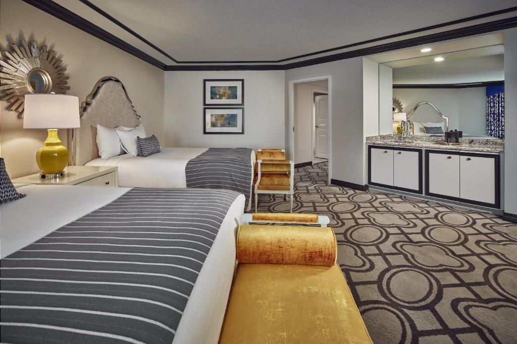 ラスベガスに来たらホテルのプールでゆったりとくつろぐのもオススメ♪～パリスのプール～ - グ～たら主婦の人生つるつるいっぱい