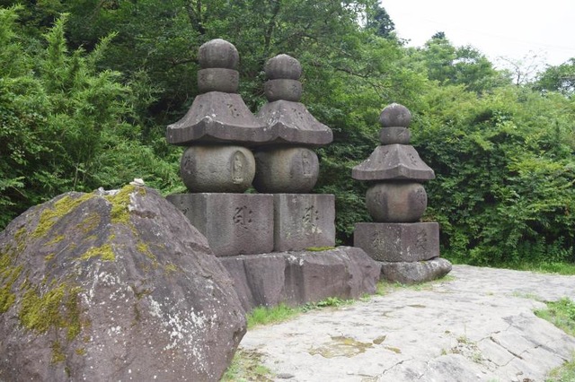 箱根精進池の石仏・石塔群を散策箱根ゼミ合宿 公式 きのくにや旅館