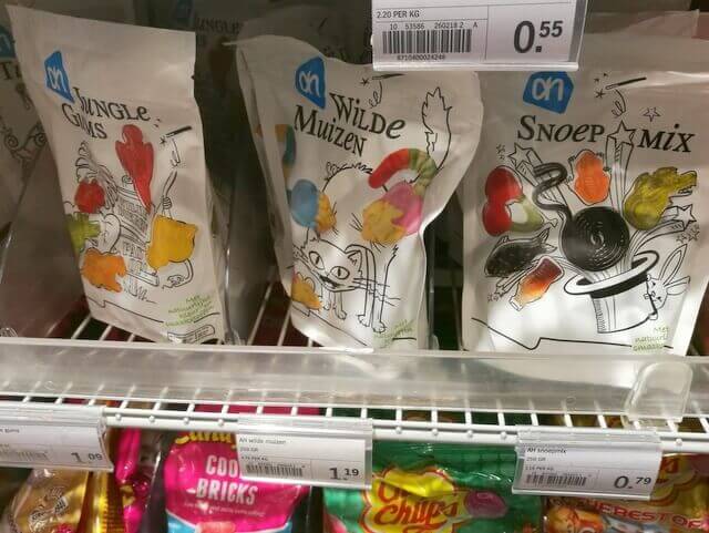 スキポール空港AmsterdamHTB出口のお土産屋さんは出国前という意味で空港名ですアムスの空港はめちゃくちゃ広いです空港内通路の距離数合計だと世界で上の方じゃないのかな？ アメリカ行ったことないので語れませんが。😅 シェンゲン内外分かれてますし 1時間